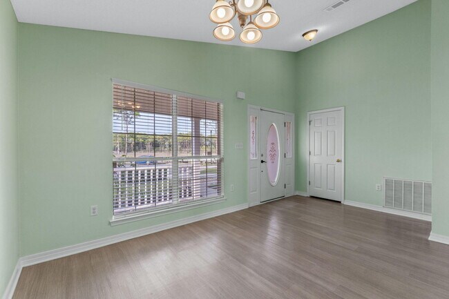 Foto del edificio - 742 Saltair Ln