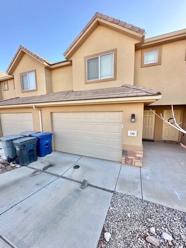 Building Photo - Beautiful Bluffview Townhome