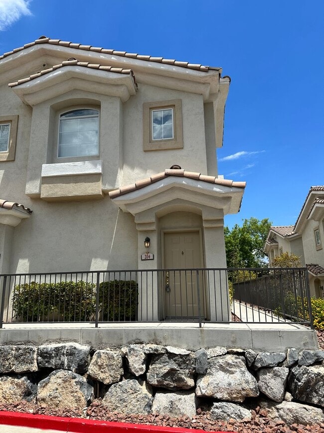 Building Photo - Summerlin Stunner!!