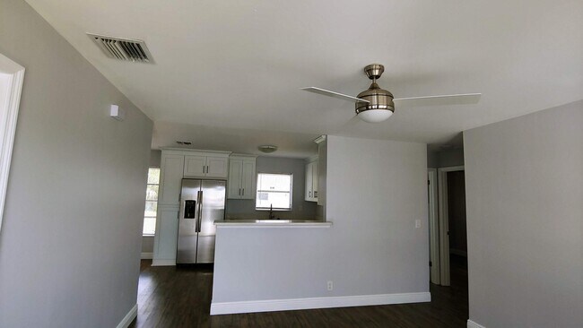 Foto del edificio - 1341 W 31st St