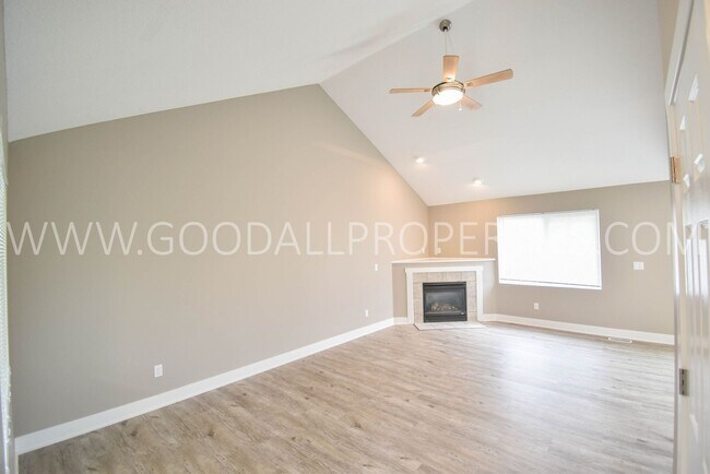 Foto del edificio - 3 BDRM 2.5 Bath finished basement fenced backyard in Ankeny