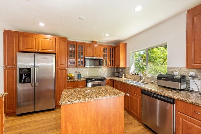Building Photo - 819 Capri St