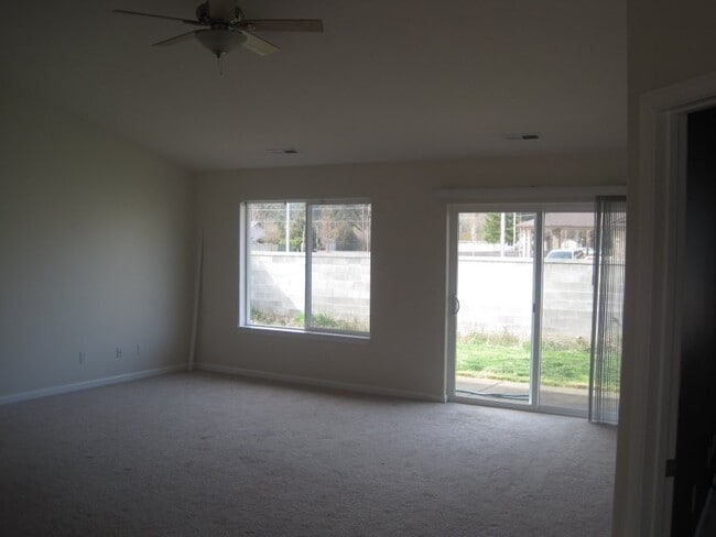 Building Photo - Large Home in Veneta