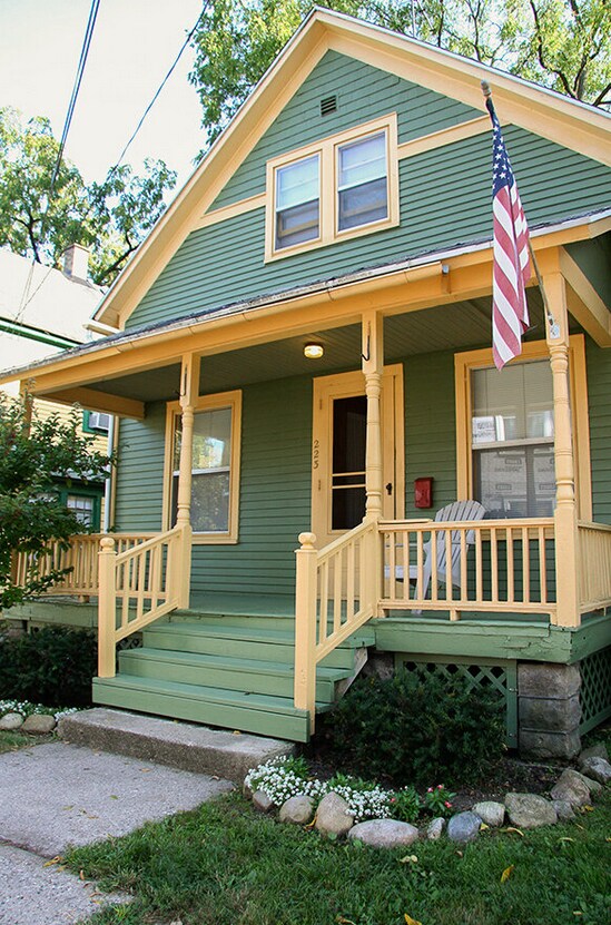 Hand your hammock here - 223 Houston Pl