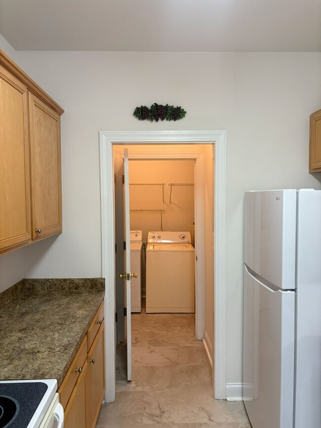 Building Photo - 2037 Silvercrest Dr