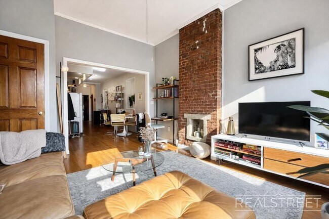 Foto del edificio - Updated Spacious 1 BR in Cobble Hill!