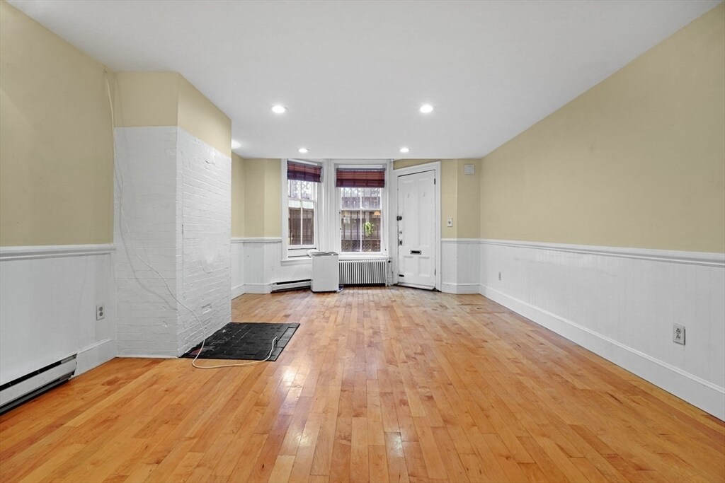 Primary Photo - 31 Hereford St
