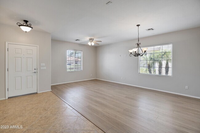 Foto del edificio - 3255 E Castanets Dr