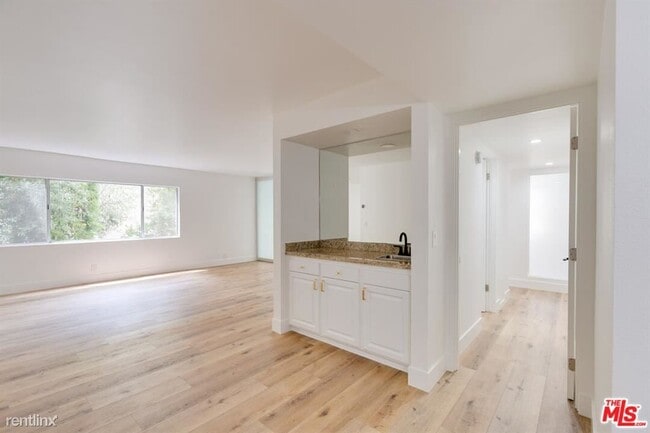 Building Photo - 3 br, 3 bath Condo - 435 N Oakhurst Dr Apt...