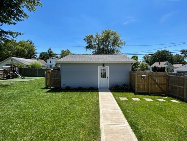 Building Photo - Beautiful Single-Family Home with Large Ya...