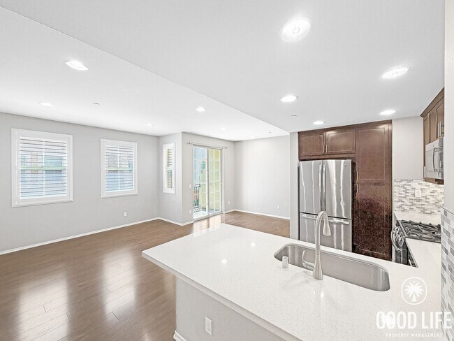 Foto del edificio - Beautiful 2BD/2.5 BA W/ A/C, Private Balcony, and Detached Garage in Kearny Mesa!