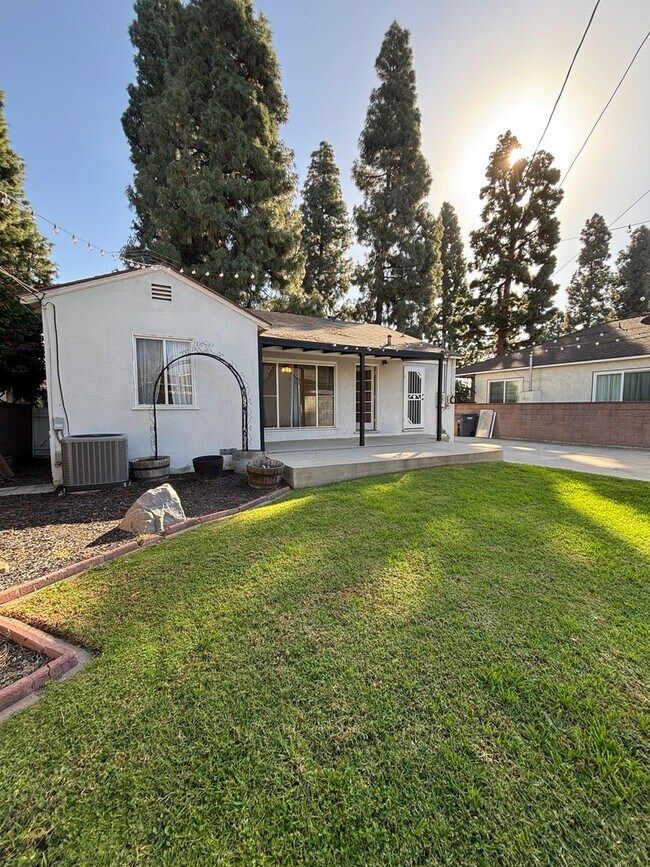 Foto del edificio - Charming 3-Bedroom Home with Large Yard on a Quiet Lakewood Street