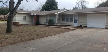 Building Photo - 401 San Jacinto Dr