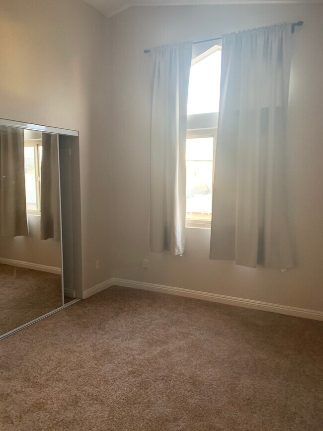 2nd bedroom - 4425 Illinois St