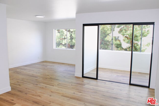 Building Photo - 435 N Oakhurst Dr