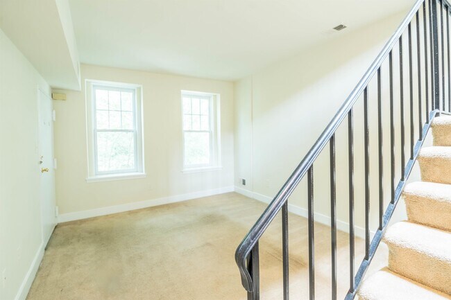 Foto del edificio - 1810 Ingleside Terrace NW