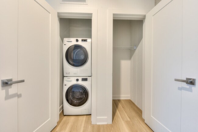 Building Photo - L1102