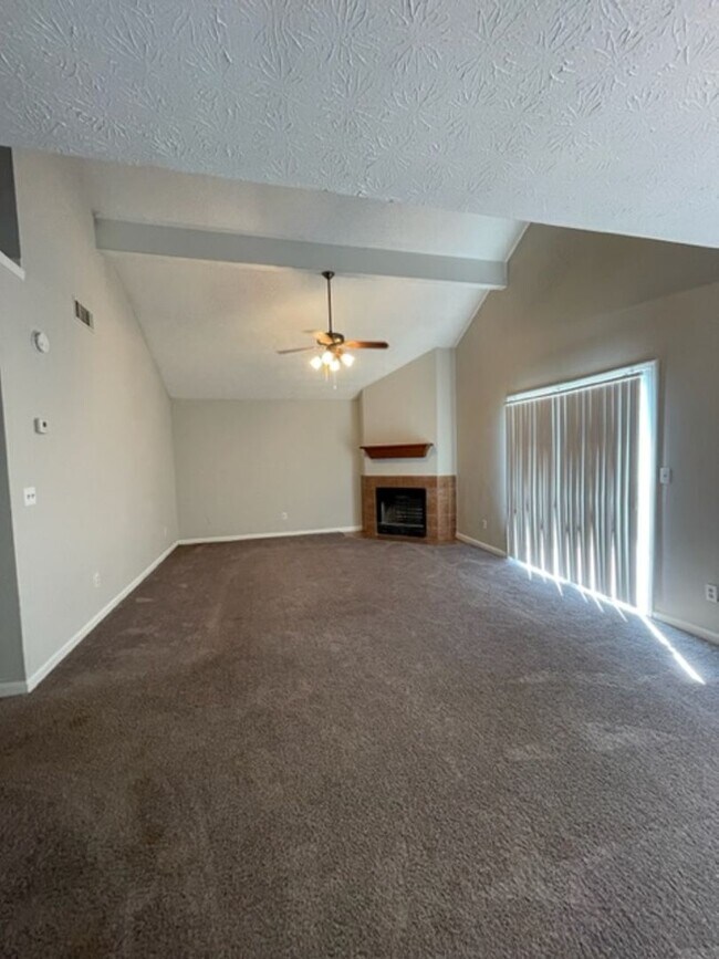 Foto del edificio - 3 Bedroom Home Available !