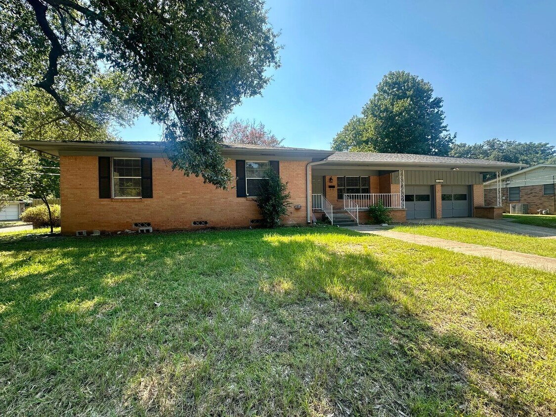 Foto principal - Newly Remodeled 4 Bedroom 2 Bath in Tyler!