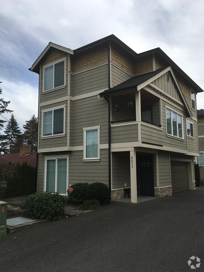 Building Photo - 9511 Holly Dr