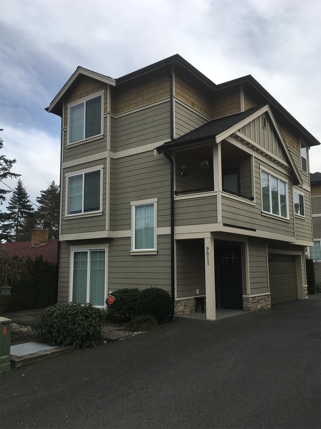 Building Photo - 9511 Holly Dr