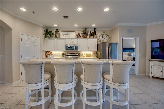 Foto del edificio - ***STUNNING ANNUAL RENTAL***UNFURNISHED LO...