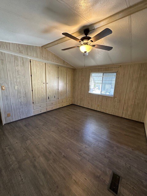 Dormitorio principal con armarios empotrados. - 2916 Tindel Camp Rd