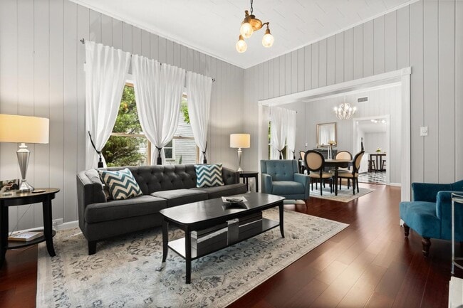 Building Photo - Southern Charm Meets Downtown Living | Classic 3BR Retreat in Winter Garden’s Golf District