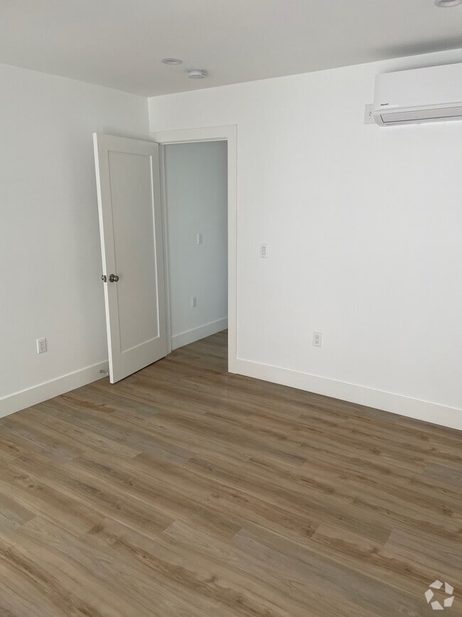 Building Photo - 2721 S Rimpau Blvd
