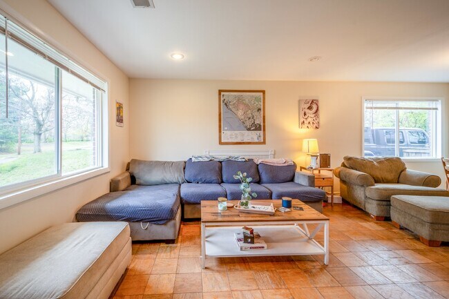 Building Photo - Great one-level living home in Alexandria!