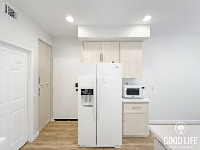 Foto del edificio - Fully Renovated 2BD/2.5BA in Aliso Viejo | Fireplace, Private Patio, Pool/Spa & Attached Garage