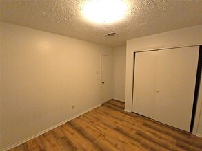 Building Photo - 10906 Maple Rock Dr