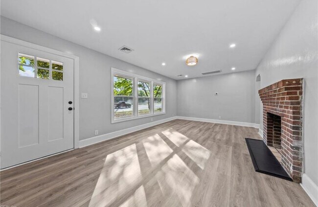 Foto del edificio - 1557 N Great Neck Rd