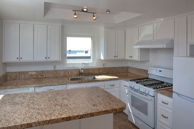 Kitchen w/DW,Stove & Refrigerator - 133 34th St