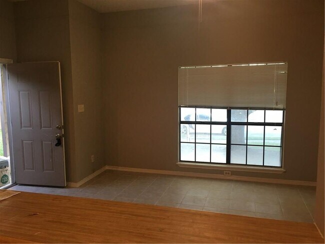 Building Photo - 3042 Navarro Ln