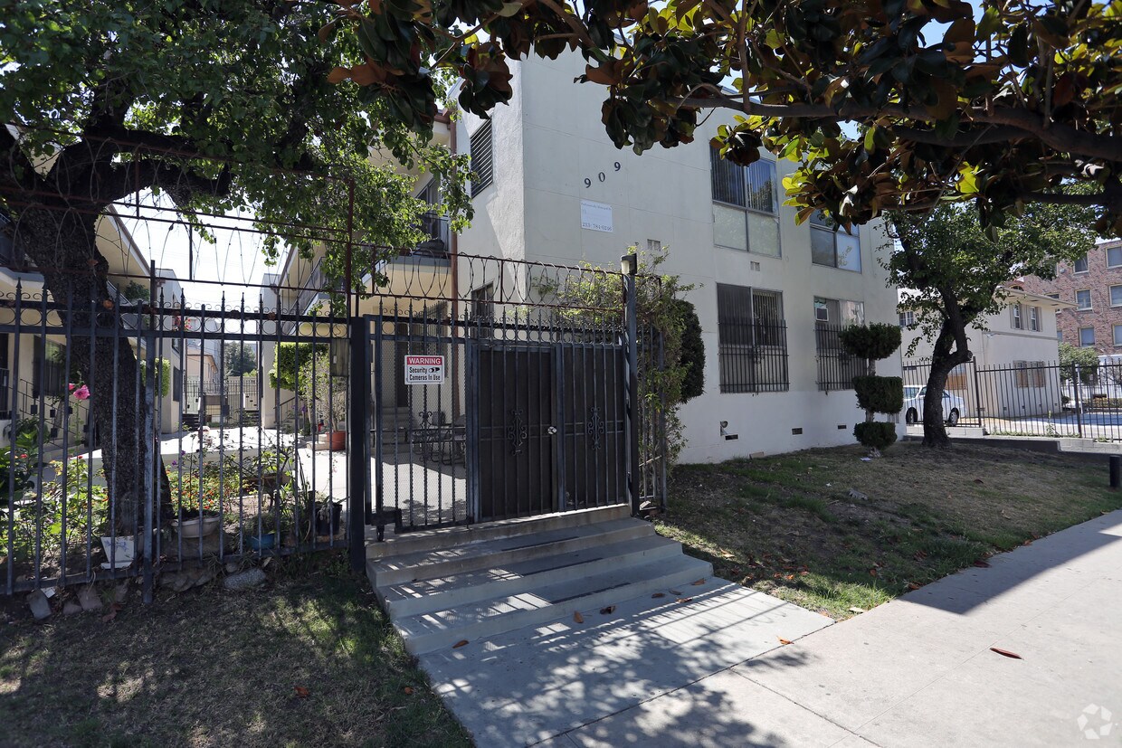 Foto principal - 909 S St Andrews Pl