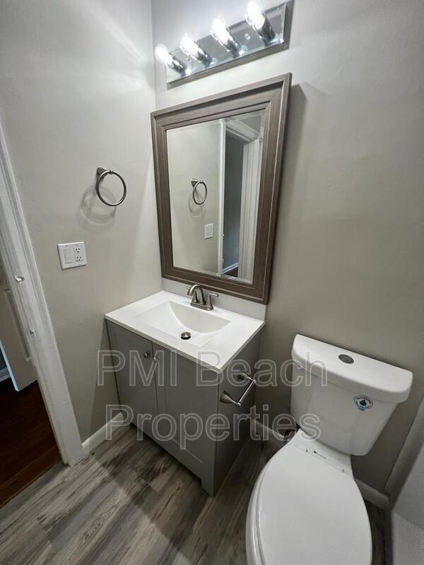 Foto del edificio - 233-235 Royal Poinciana Way