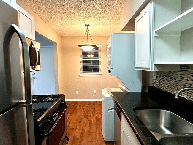 Foto del edificio - 2401 Manor Rd