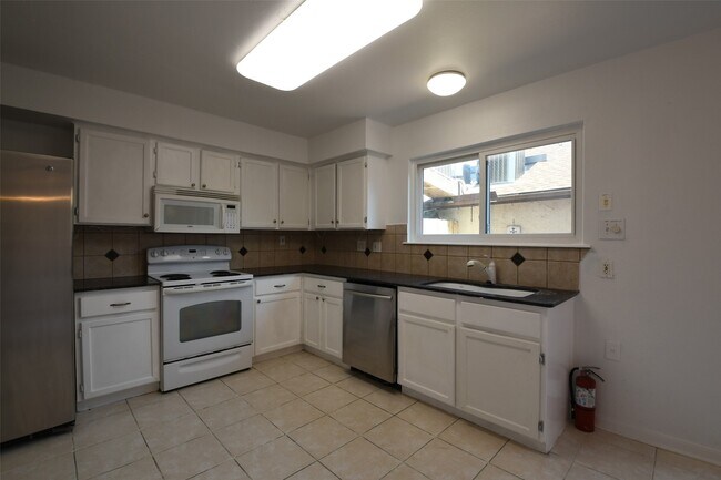 Building Photo - 7521 Beaudelaire Cir