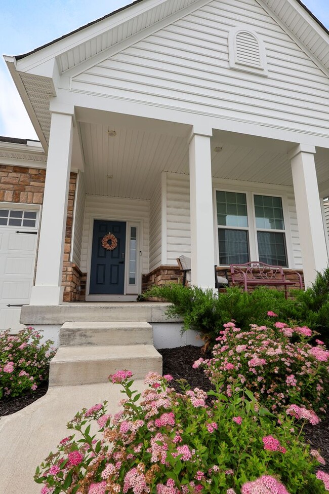 Building Photo - 4 Bedroom, 4 Bath Home w/Backyard Heated Pool overlooking Pearl's Fen