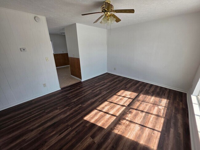 Foto del edificio - COZY 3 BR HOME CENTRALLY LOCATED