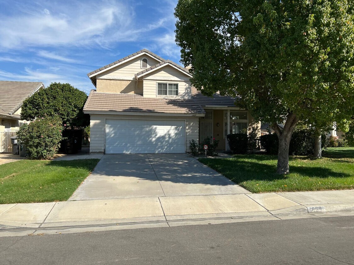 Primary Photo - Craiglist: 2.5 ba, 2 story house, Li rm, F...