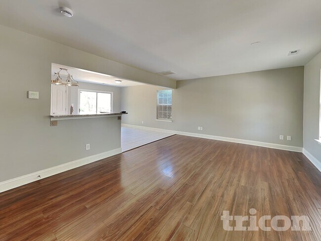 Foto del edificio - 106 Newbury Dr