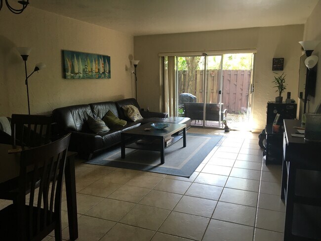 Foto del edificio - 6884 N Kendall Dr