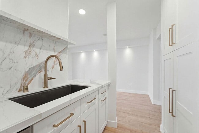 Building Photo - Renovated Coastal Townhome in Prime Santa Monica
