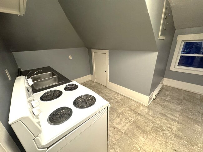 Building Photo - 385 Lutz St