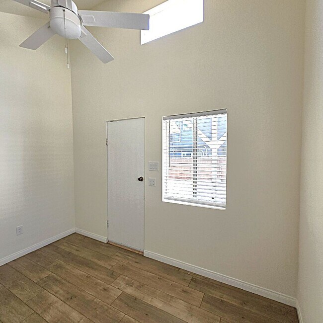 Foto del edificio - 5301-5303 Cartwright Ave.