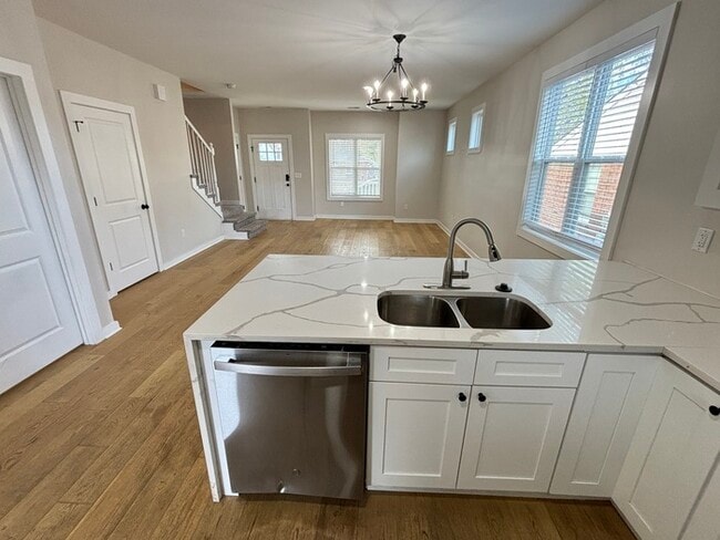 Building Photo - North Nashville home with 3 bedrooms, park...