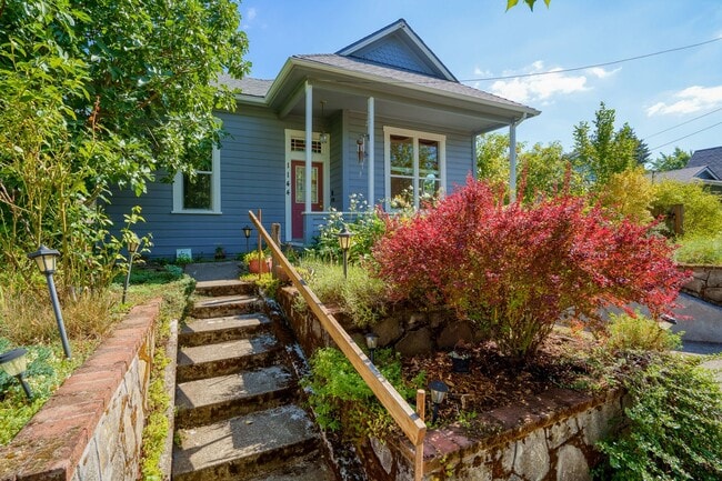Building Photo - Charming Solar Home in Portland Woodlawn Neighborhood