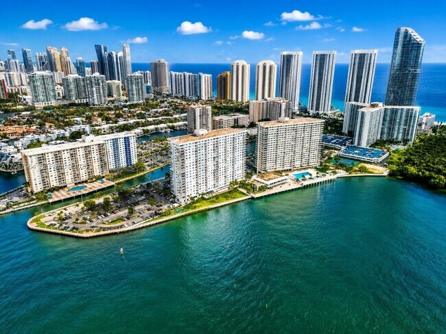 Foto del edificio - 300 Bayview Dr